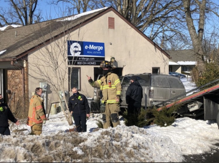 2 injured after vehicle crashes through Reynoldsburg building